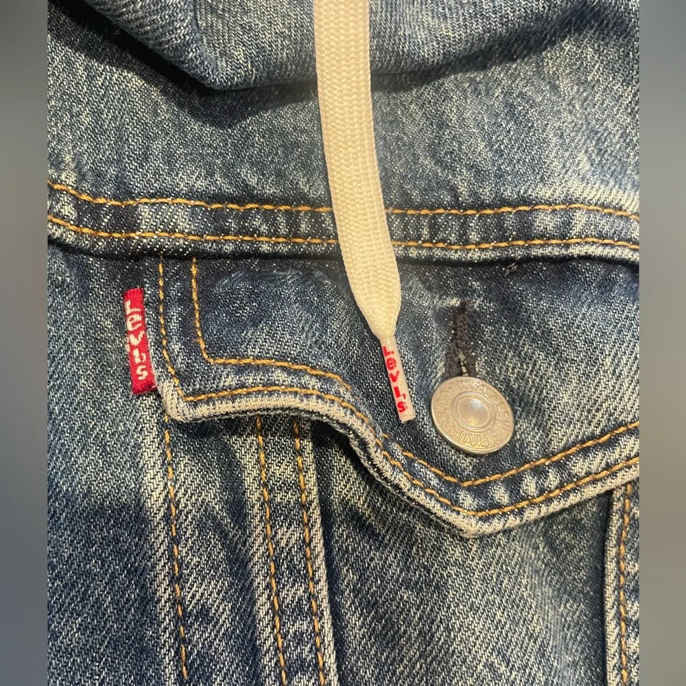 Levi's Blue Denim Jacket with Light Gray Hooded Sleeves - Picture 3 of 4